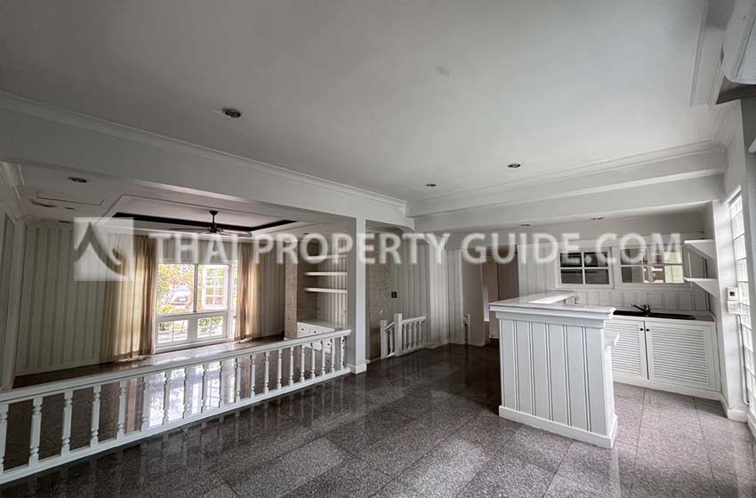 House with Shared Pool in Srinakarin 